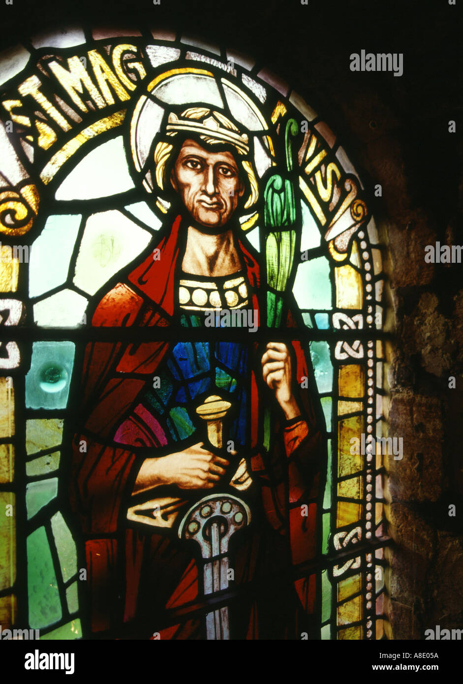 dh St Magnus Cathedral KIRKWALL ORKNEY Saint Magnus Fenster Norseman Earl Viking Glasmalerei Fleck Stockfoto