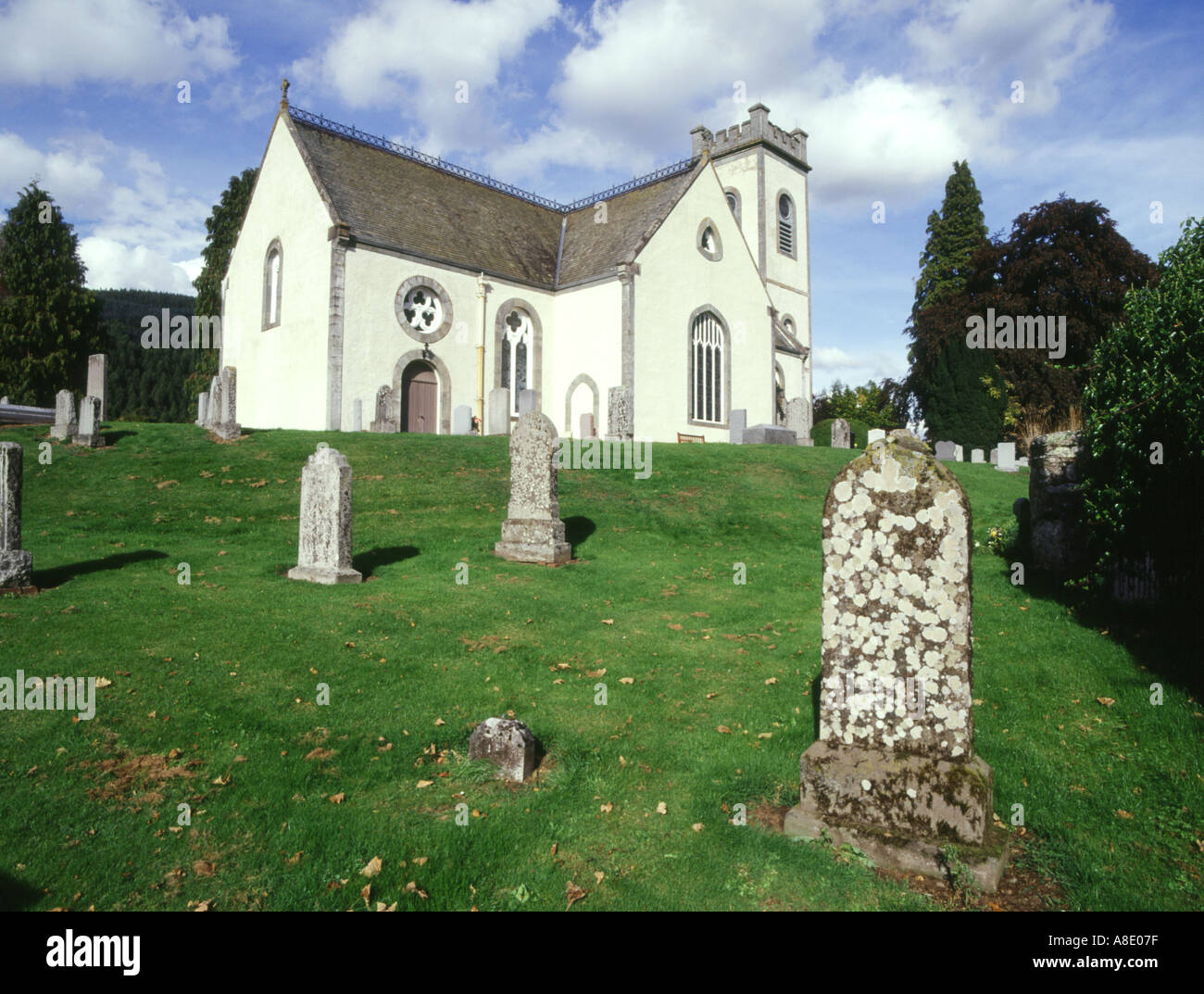 dh Friedhof Steine Gräber KENMORE PERTHSHIRE Schottische weiße Kirchen Grabsteine kirk scotland Kirche Stockfoto