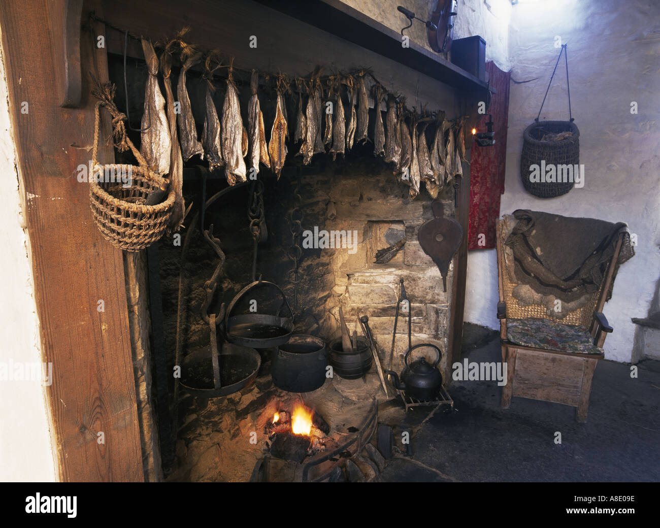 dh Farm Museen Schottland CORRIGALL MUSEUM ORKNEY ISLES getrockneter geräucherter Fisch über Kamin Stuhl Haus Feuer Trocknen Bauernhaus innen altes Steinhaus Stockfoto