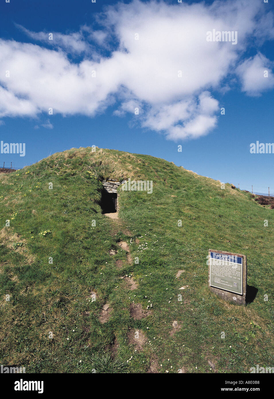 dh Burial Cairn CUWEEN HILL ORKNEY ISLES Mound Hill Historic Schottland Zeichen prähistorischen Grab großbritannien Stockfoto