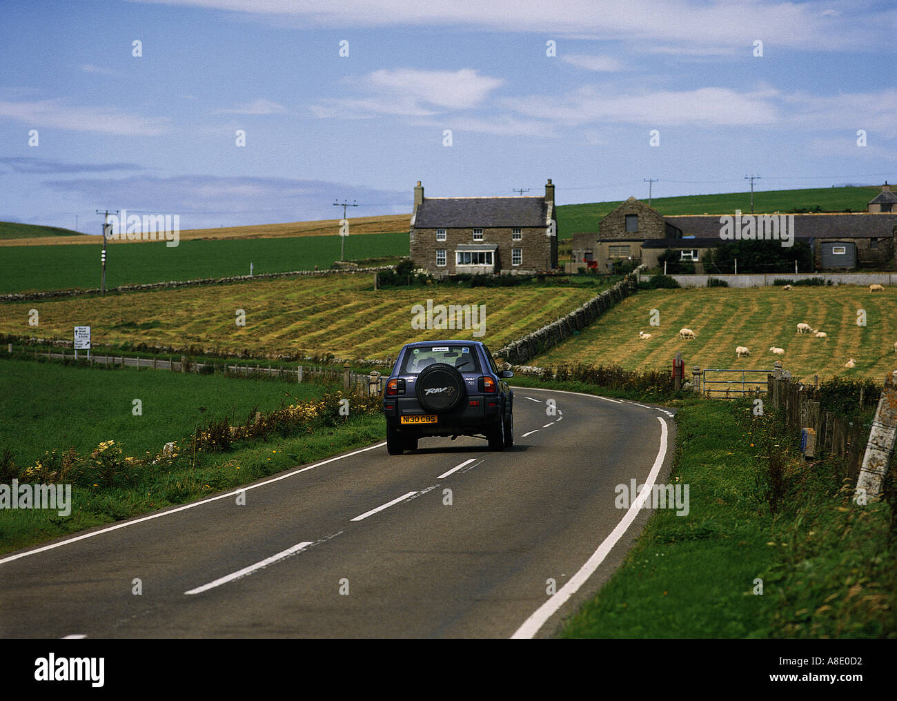 dh Voy SANDWICK ORKNEY Auto Straße Felder und Bauernhof Haus Schottland fahren 4 x 4 Land Großbritannien Reisen Stockfoto