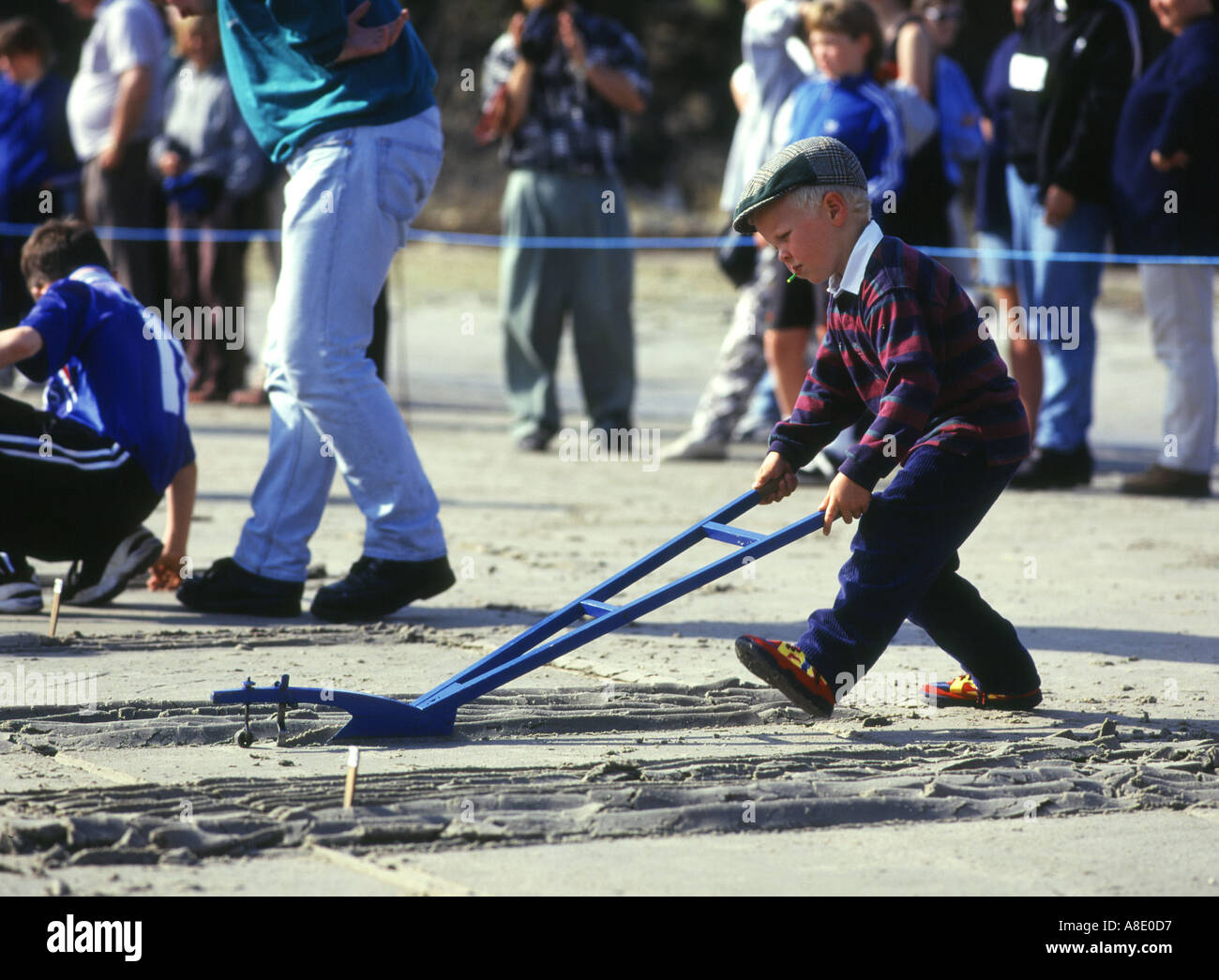 dh Boys Pflügen Spiel SOUTH RONALDSAY ORKNEY Junge Pflügen Am Sands o rechts Sandstrand schottische Kinder Bauer Pflug schottland Stockfoto
