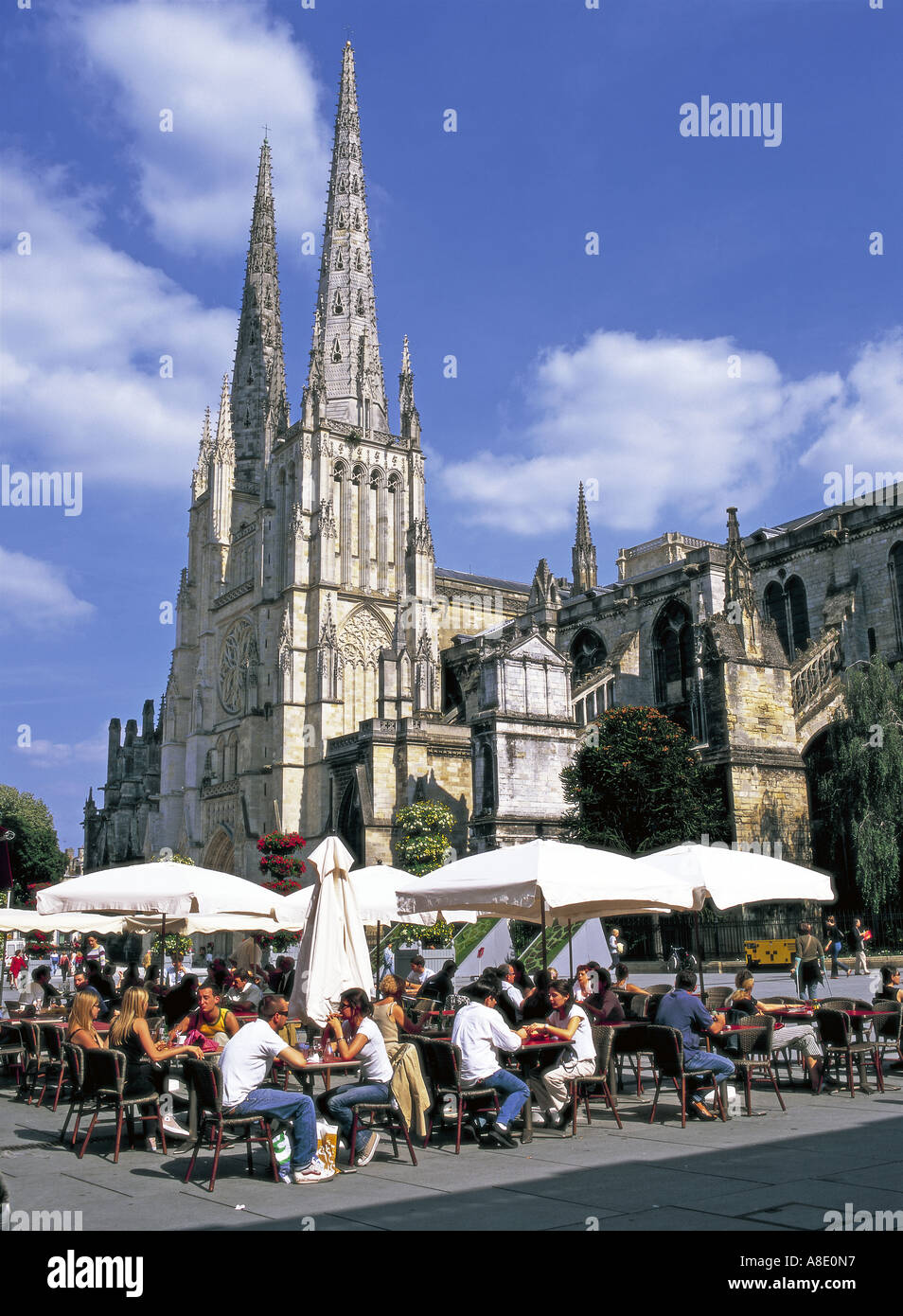 St. Andre Cathedral und Café Bordeaux, Frankreich Stockfoto