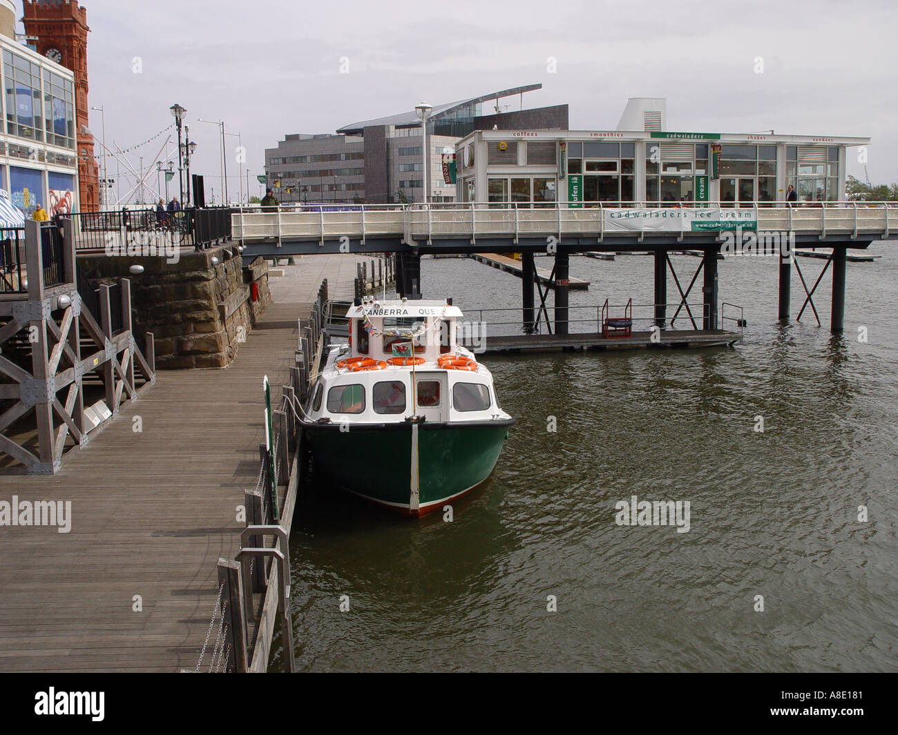 Canberra Queen Cruiser im Mermaid Quay Einkaufsviertel in Cardiff Bay in der Stadt Cardiff South Wales GB 2003 Stockfoto