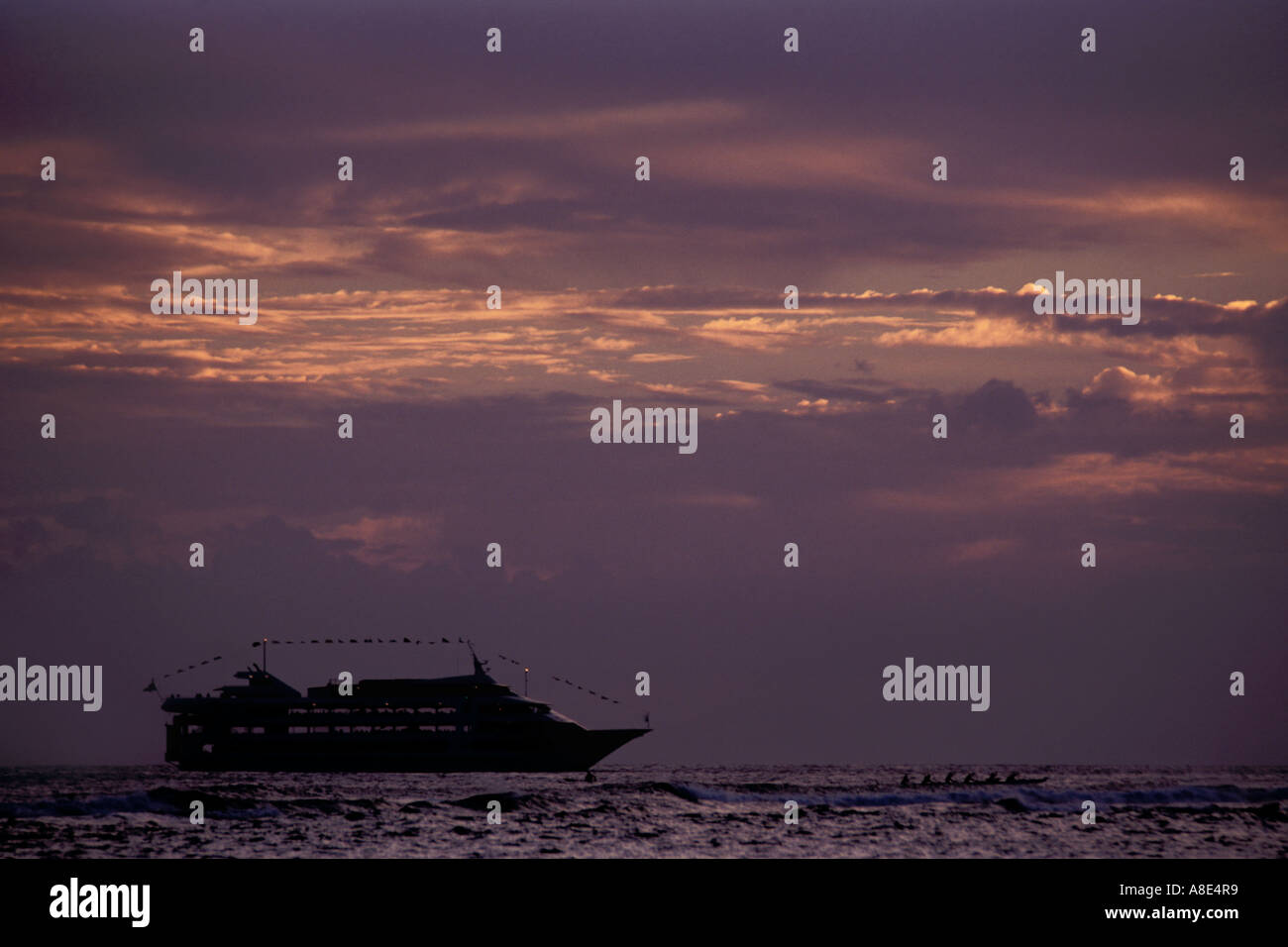 Sunset Cruise Schiff und Einbaum vor Waikiki Beach in Mamala Bucht auf Oahu Hawaii USA Stockfoto