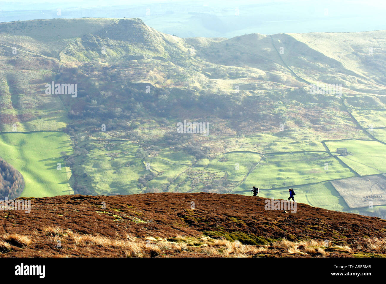 Zwei Personen Bergwandern auf einem Hügel, Kinder Scout im Peak District National Park, Derbyshire, in der Nähe von Sheffield, Stockfoto