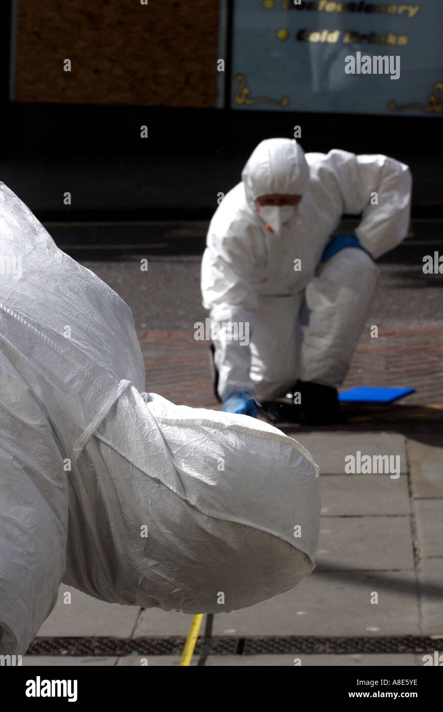 Ein Polizei-Forensik-Team untersuchen eine Messerstecherei in Nottingham Stadtzentrum Stockfoto