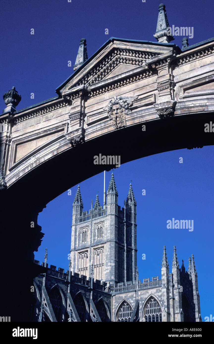 Bath Abbey von den römischen Bädern aus gesehen mit dem York Street Arch im Vordergrund. Der Arch diente dazu, heißes Wasser zu den neuen viktorianischen Bädern zu transportieren. Stockfoto