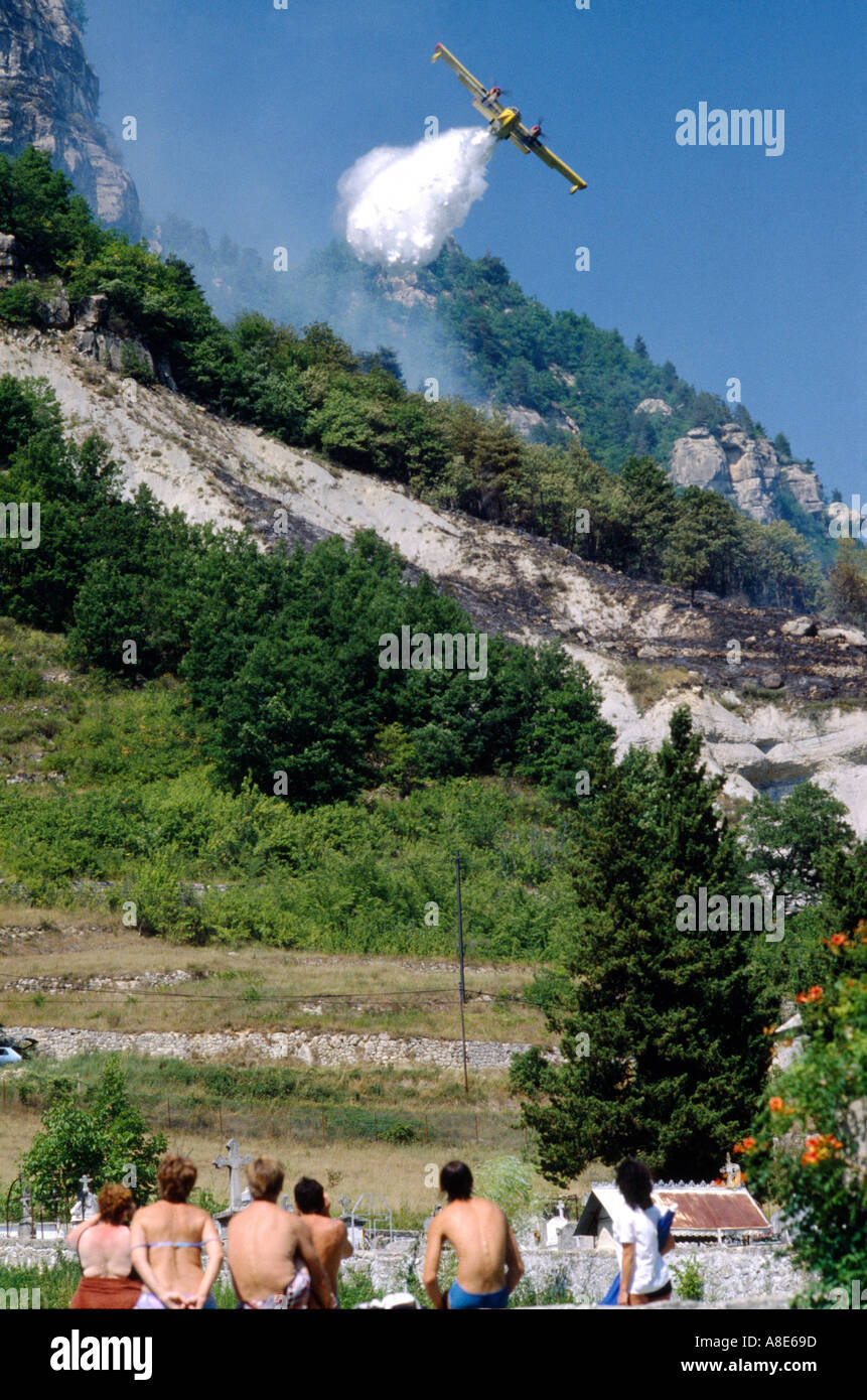 Leute beobachten ein Canadair Löschwasser bomber Flugzeug Aufguss Wasser über ein wildfire, Provence, Frankreich, Europa, Stockfoto