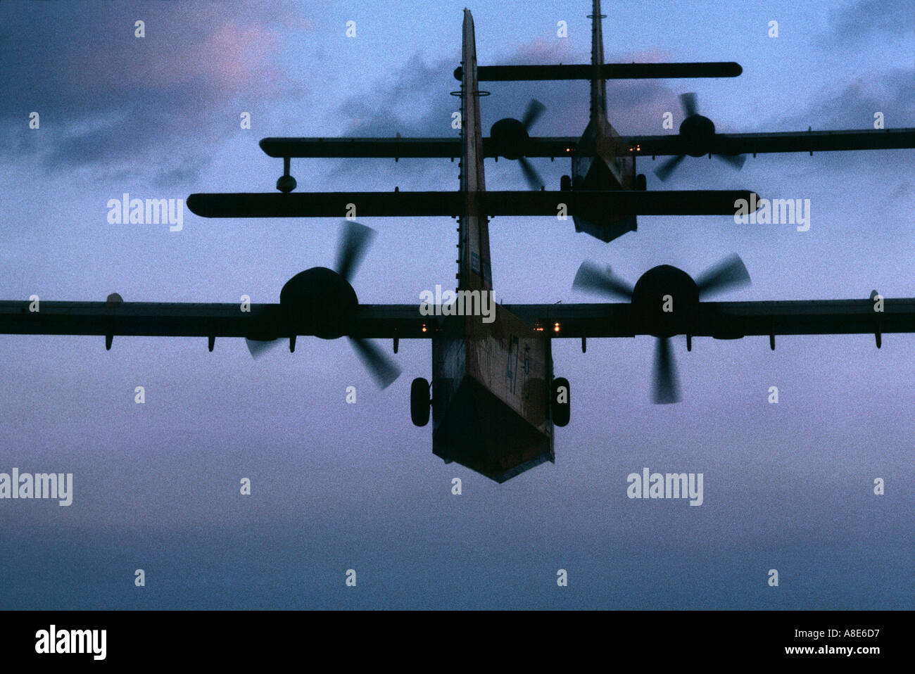 Antenne zurück Blick auf die Silhouetten von 2 Canadair Löschwasser bomber Flugzeuge im Flug in der Dämmerung, Provence, Frankreich, Europa, Stockfoto