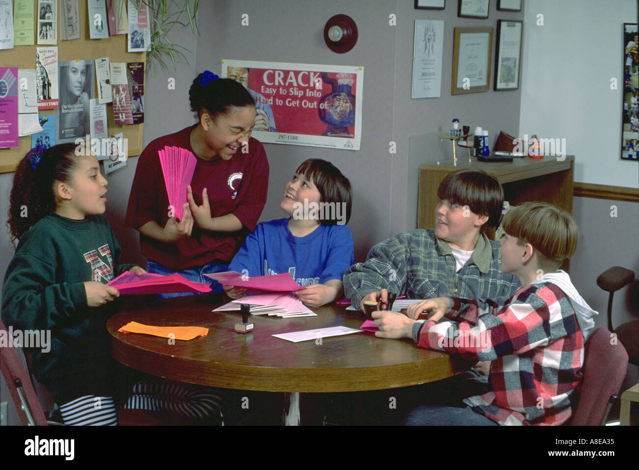 Interracial Gruppe von Kindern Alter von 9-13 arbeiten über mailing-Club. St Paul Minnesota USA Stockfoto