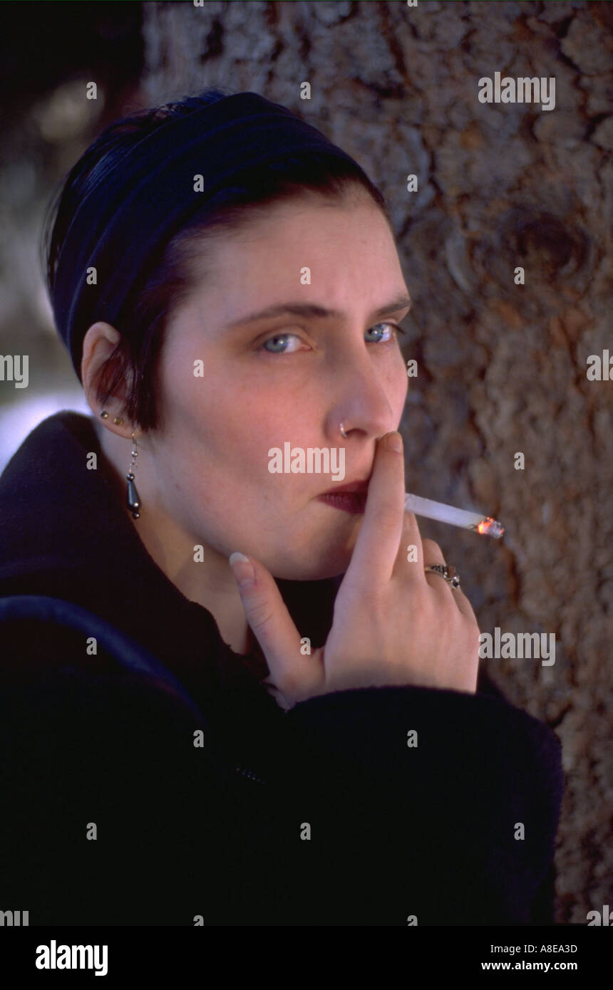 Punk-Frau Alter 18 genießen Cigarette von Kiefer. St Paul Minnesota USA Stockfoto