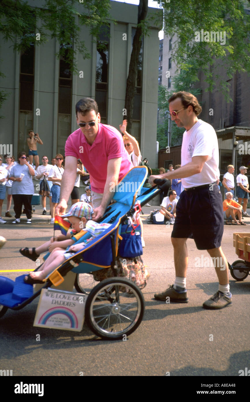 Schwule Väter an der CSD-Parade teilnehmen. Chicago Illinois USA Stockfoto