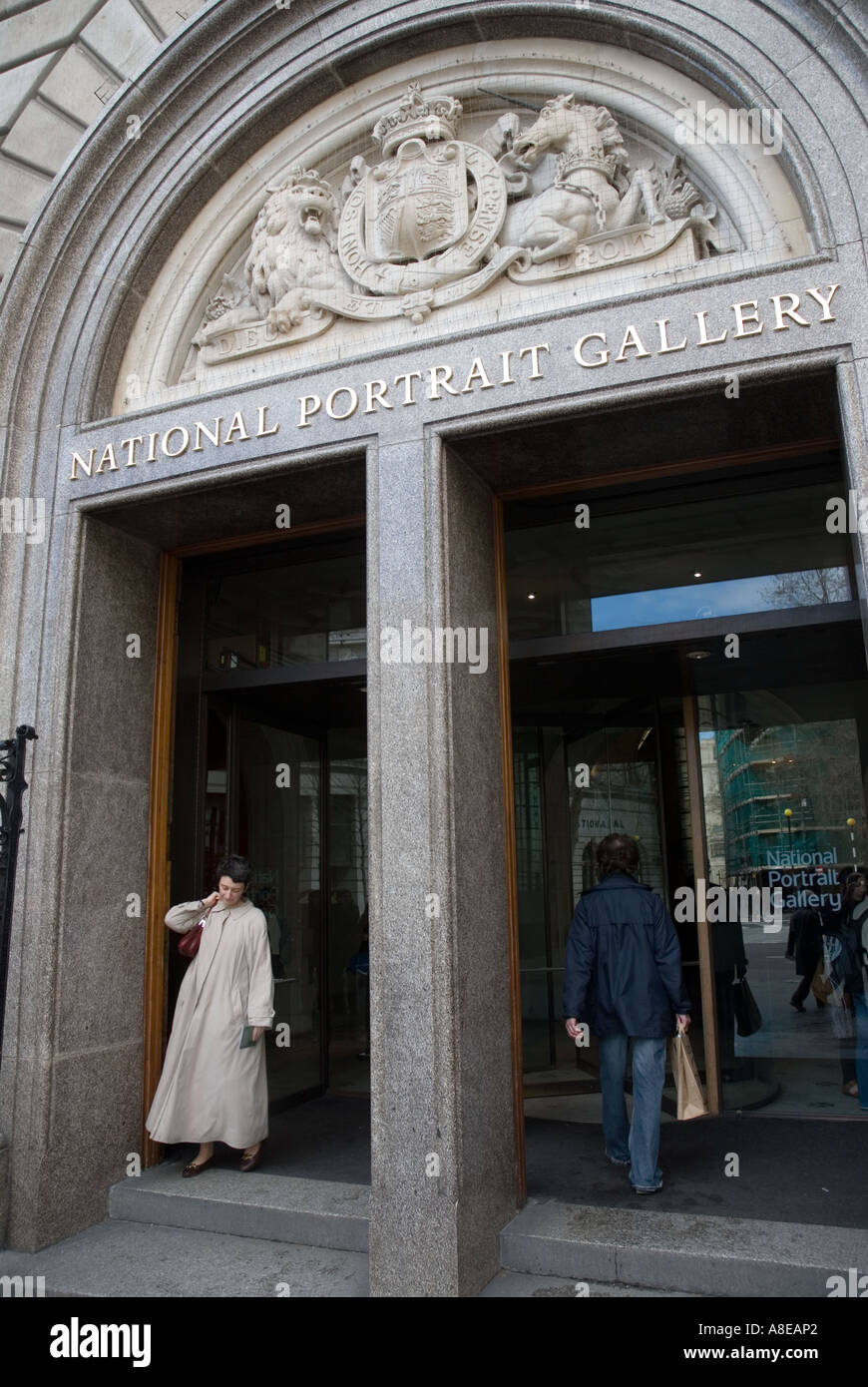 Der Eintritt in die National Portrait Gallery in London Stockfoto