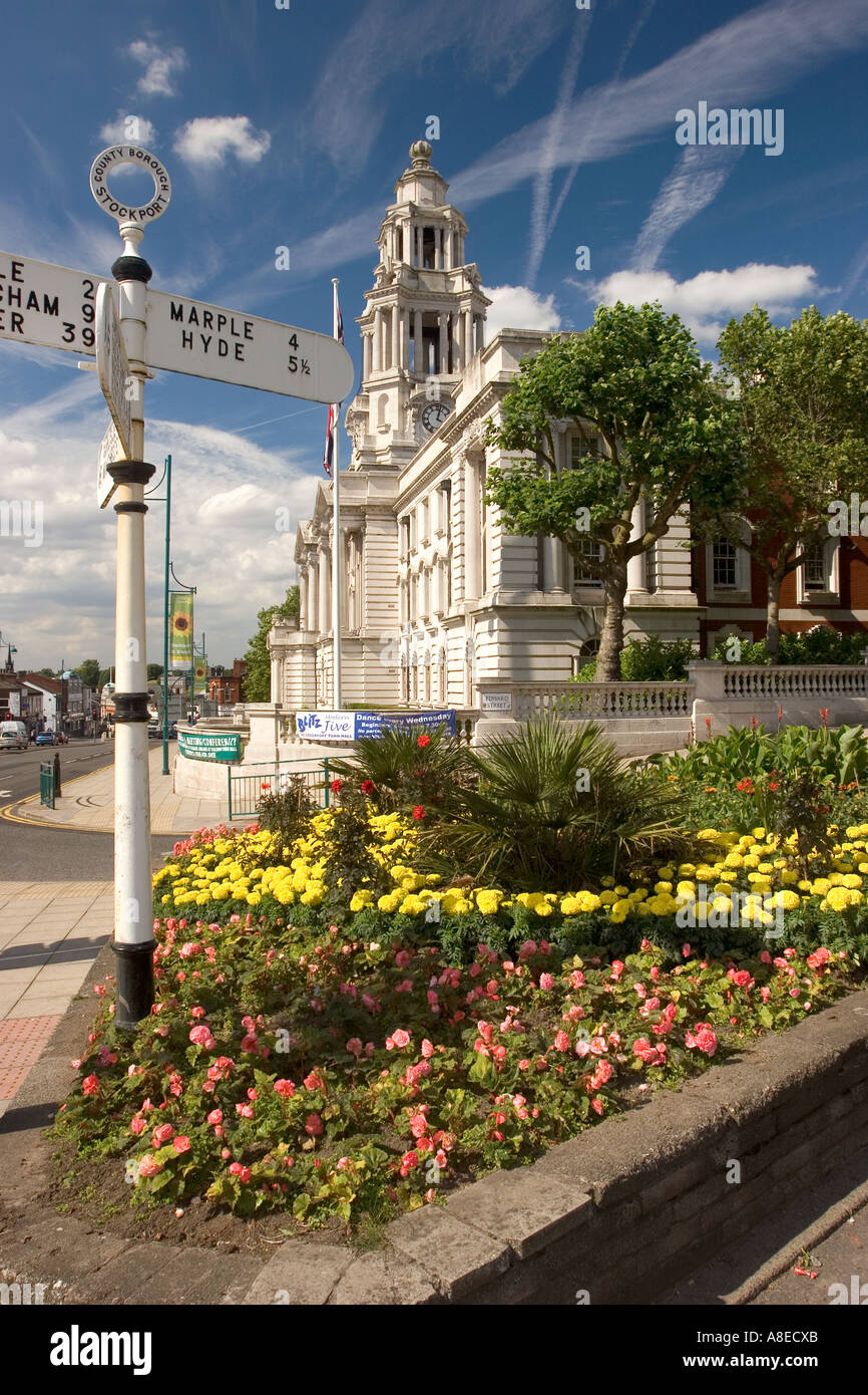 Cheshire Stockport Stadt Zentrum Rathaus Rates Blumenbeet Stockfoto