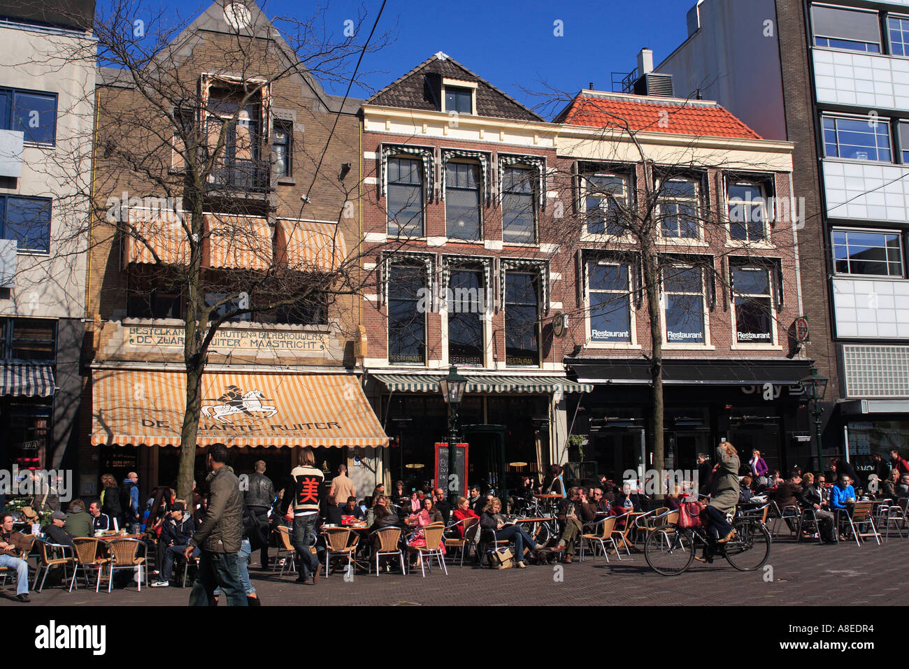 Menschen, die Atmosphäre zu genießen, wie sie in den Cafés am Grote Markt den Haag Holland sitzen Stockfoto