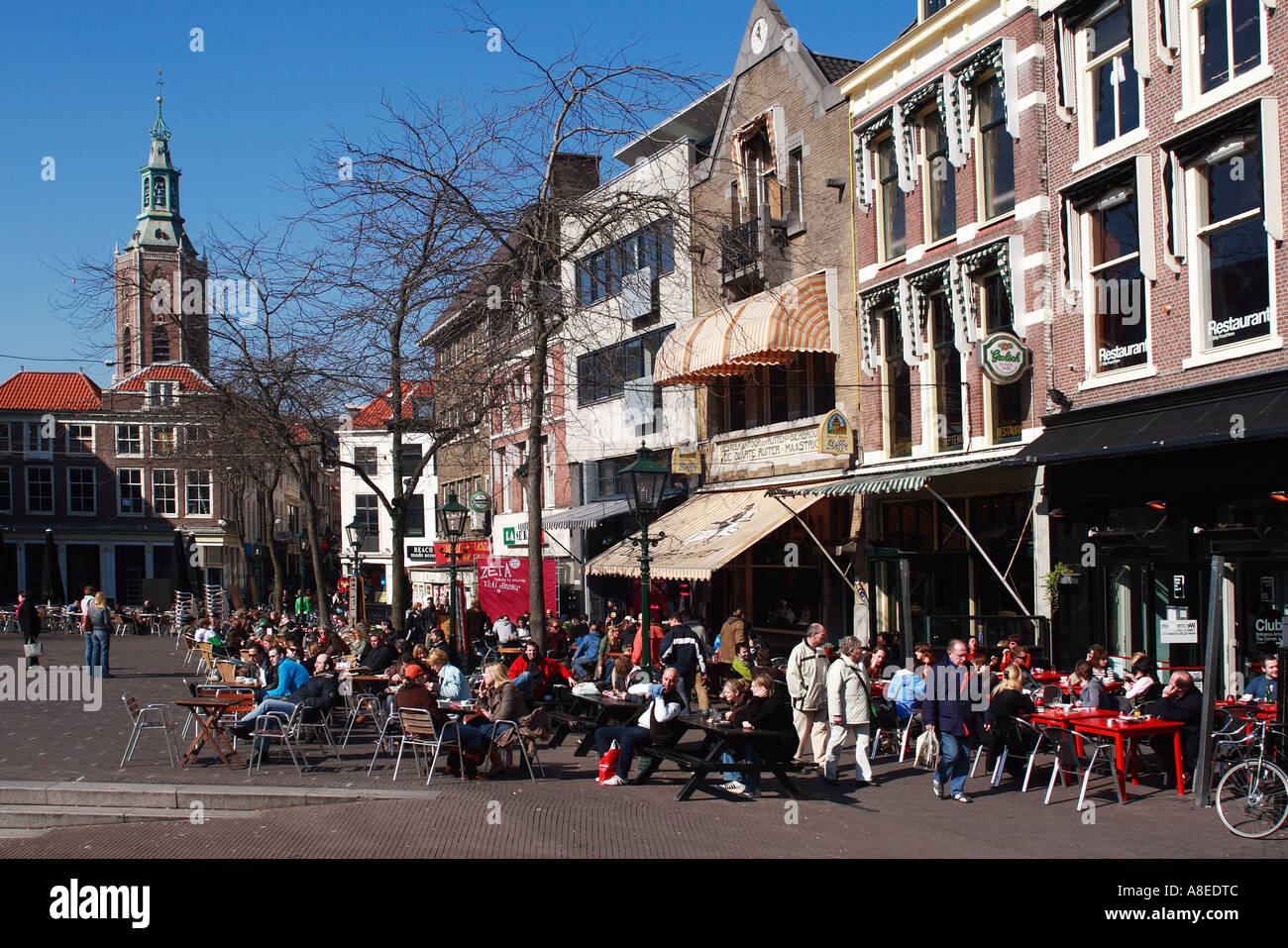 Menschen, die Atmosphäre zu genießen, wie sie in den Cafés am Grote Markt den Haag Holland sitzen Stockfoto