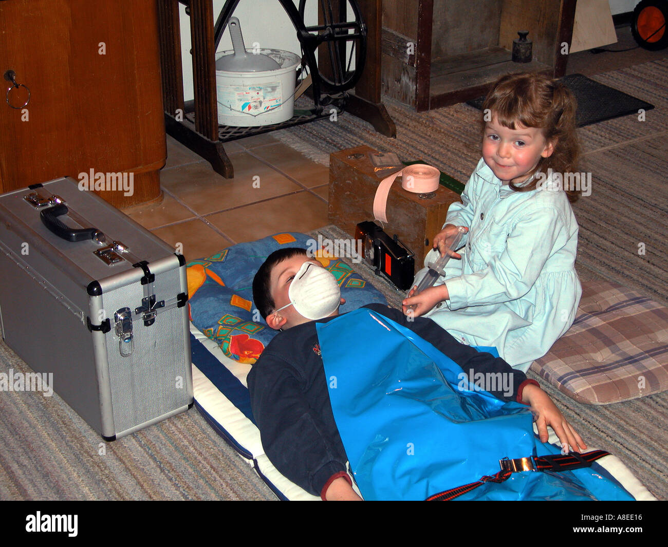 Spielende Kinder Arzt Zu Hause Veronika Florian Stockfotografie Alamy