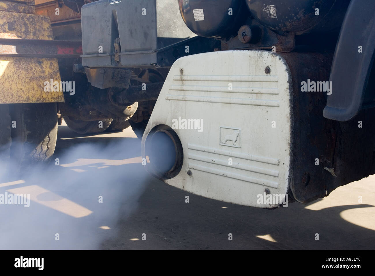 Abgase von Sliencer großen Trucks UK emittiert Stockfoto