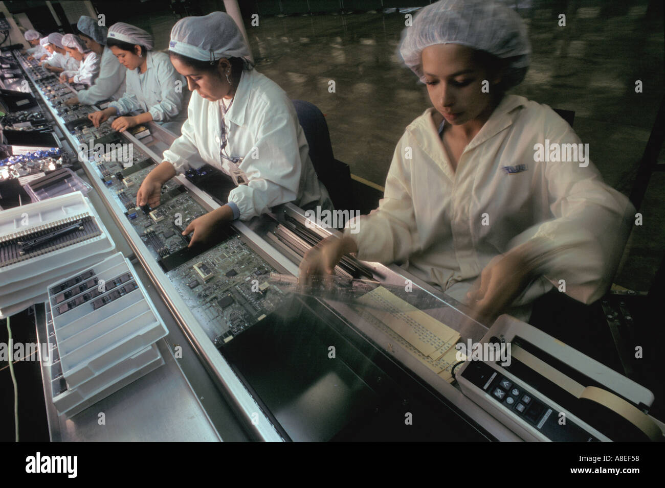 Arbeitnehmerinnen auf dem Computer Motherboard Fließband im USI-Werk in Guadalajara, Jalisco, Mexiko Stockfoto