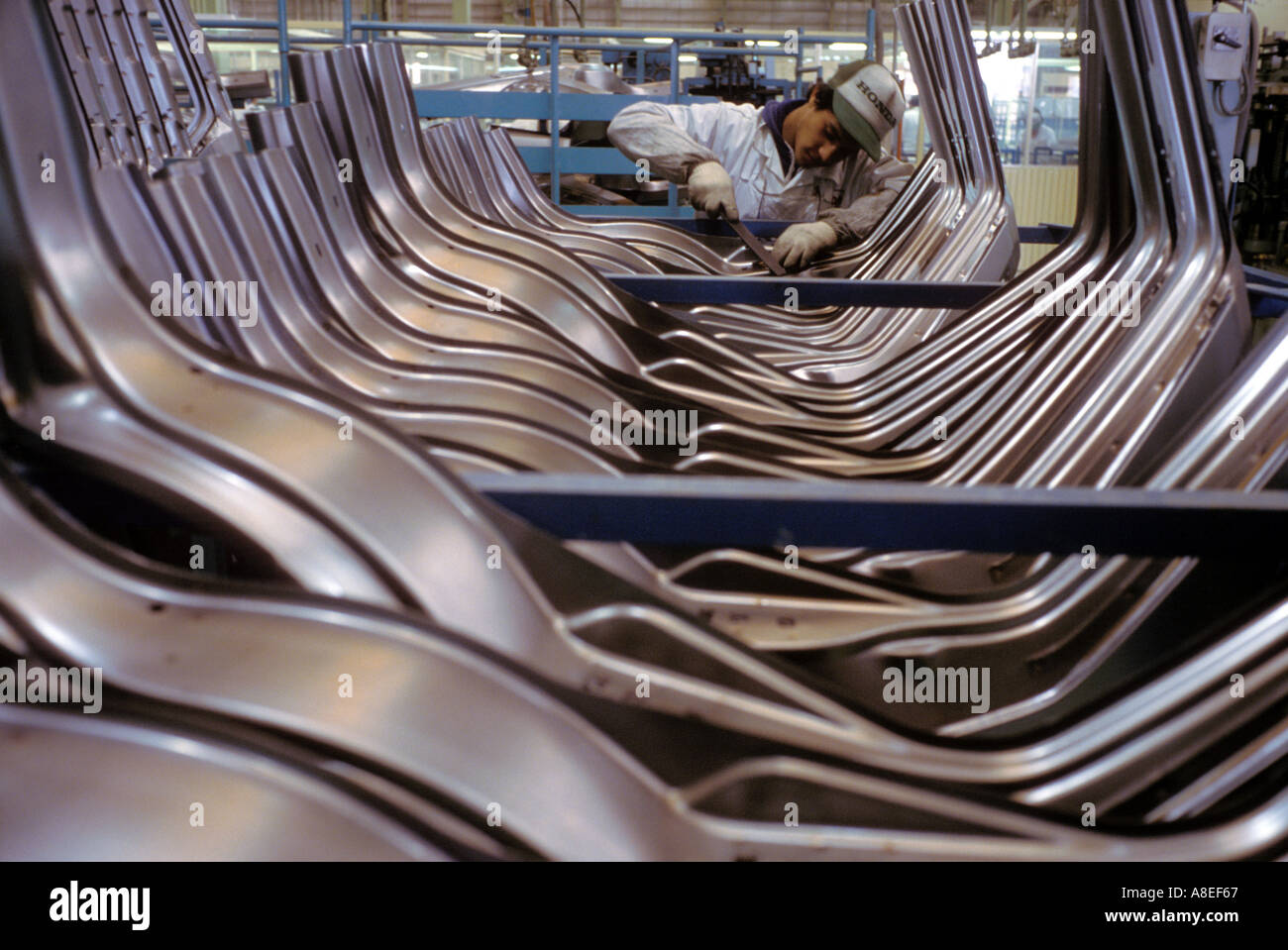 Ein Arbeiter Dateien Unvollkommenheiten aus Türrahmen im Honda Auto-Werk in Guadalajara, Jalisco, Mexiko Stockfoto