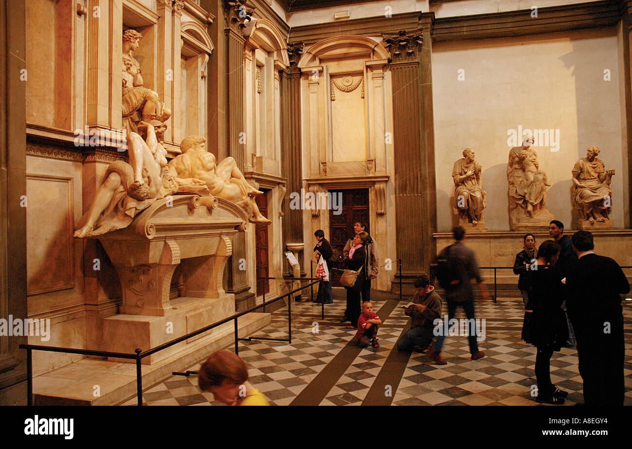 Grab von Giuliani di Medici durch Michelangelo in der Sagrestia Nuova innerhalb der Cappelle Medicee Florenz Toskana Italien platziert Stockfoto