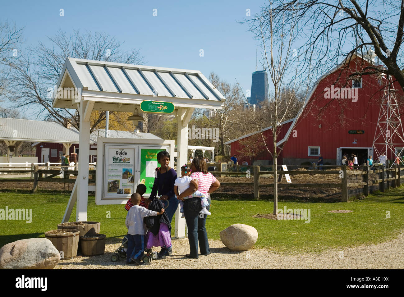 CHICAGO Illinois afroamerikanische Familie betrachten Infotafel am Bauernhof im Zoo im Lincoln Park Zoo Stockfoto