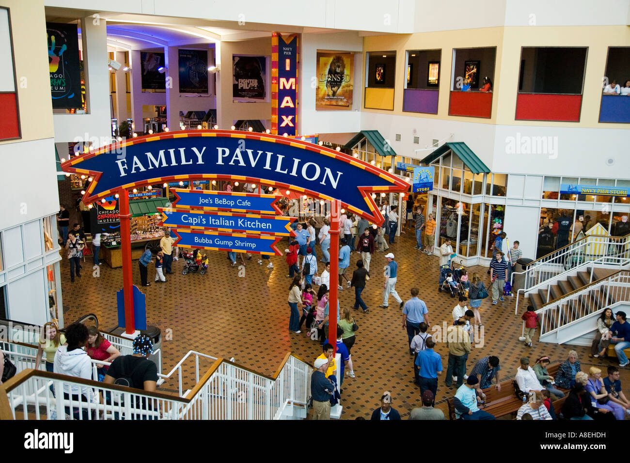 CHICAGO Illinois Leute drinnen bei Familie Pavillon am Navy Pier Geschäfte  und Unternehmen in Stockfotografie - Alamy