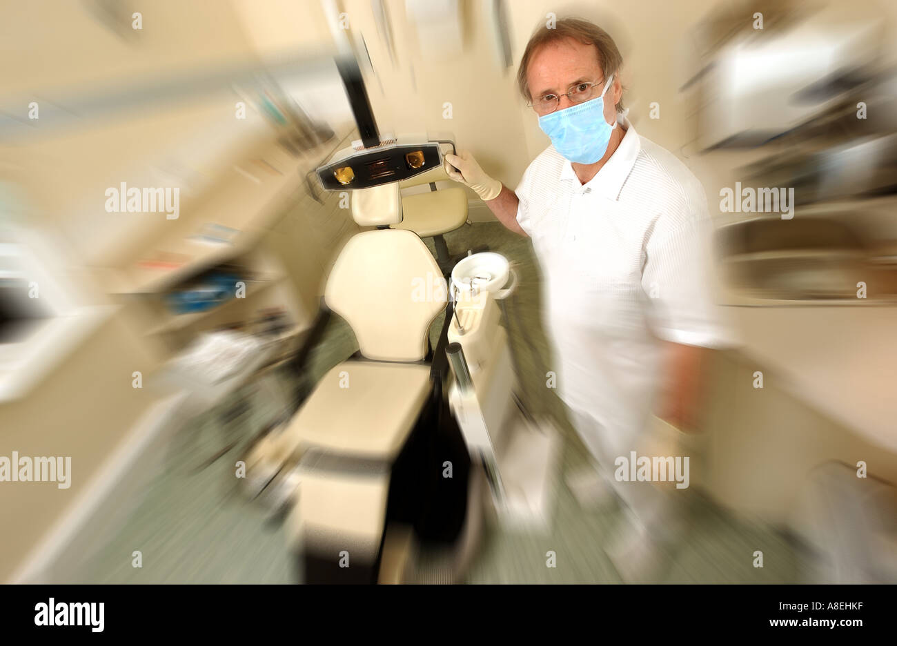 Zahnarzt mit Stuhl Stockfoto