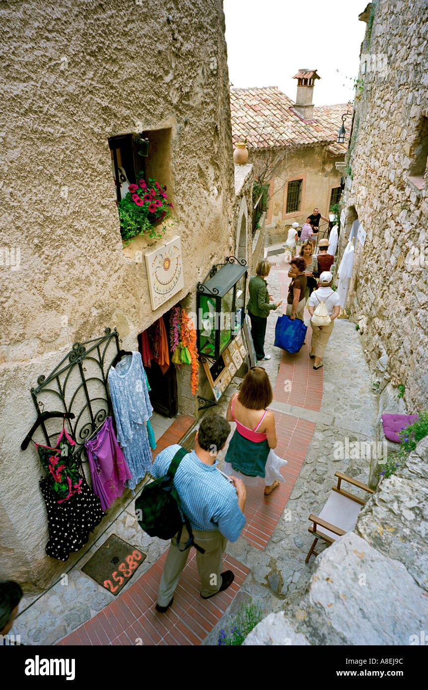 Die verwinkelten Gassen der mittelalterlichen Hügel Dorf Eze in der Nähe von Monaco ist voll von Souvenir-Geschäfte und Kunstgalerien Stockfoto