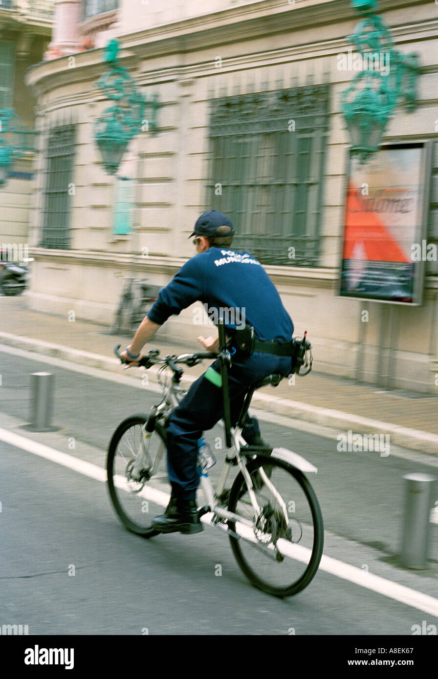 Nizza Cote d'Azur Frankreich - ein Polizist auf einem Fahrrad Patrouillen die engen Gassen der Altstadt Stockfoto