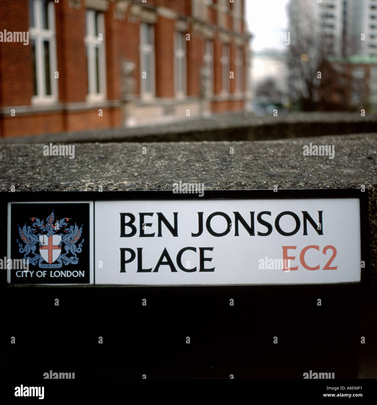 Ein Corporation of London Straßenschild für Ben Jonson Platz im Londoner Barbican Estate UK Stockfoto