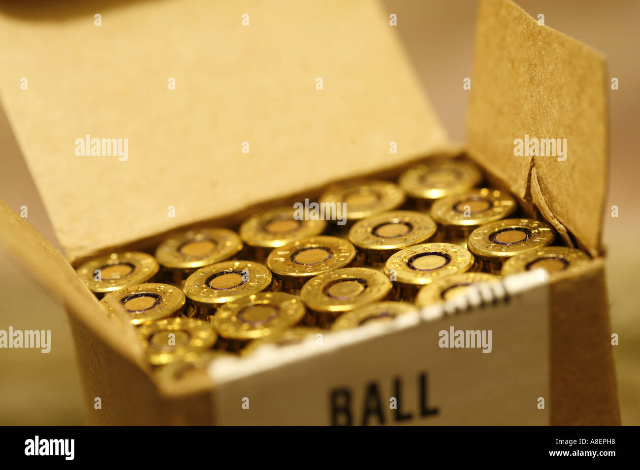 vollständig offenen Schachtel Munition 308 762 Gewehr Patrone Kugeln scharfe Munition Stockfoto