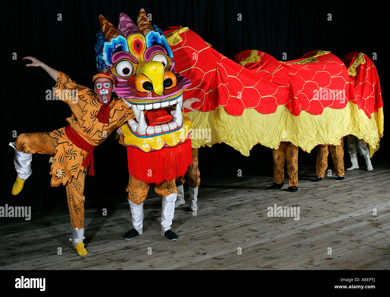 Dragon Asia Feier China Chinese New Year Tanz Tänzer tanzen Unterhaltung festival Stockfoto