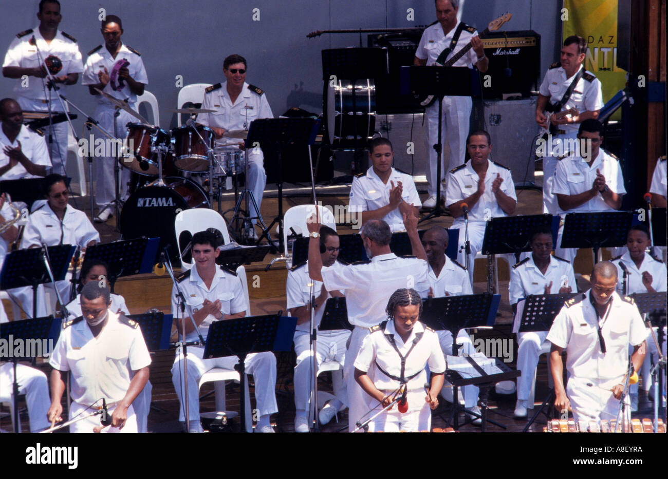 Eine Menge Uhren die South African Marine Jazz Band auf das Amphitheater V & A Waterfront, Cape Town, Südafrika. Stockfoto