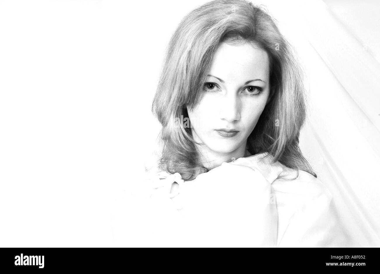 Künstlerisches Nahporträt einer schönen jungen kaukasischen Frau im Alter von 18 bis 21 Jahren mit auffälligen Merkmalen und einem nachdenklichen Ausdruck. Stockfoto
