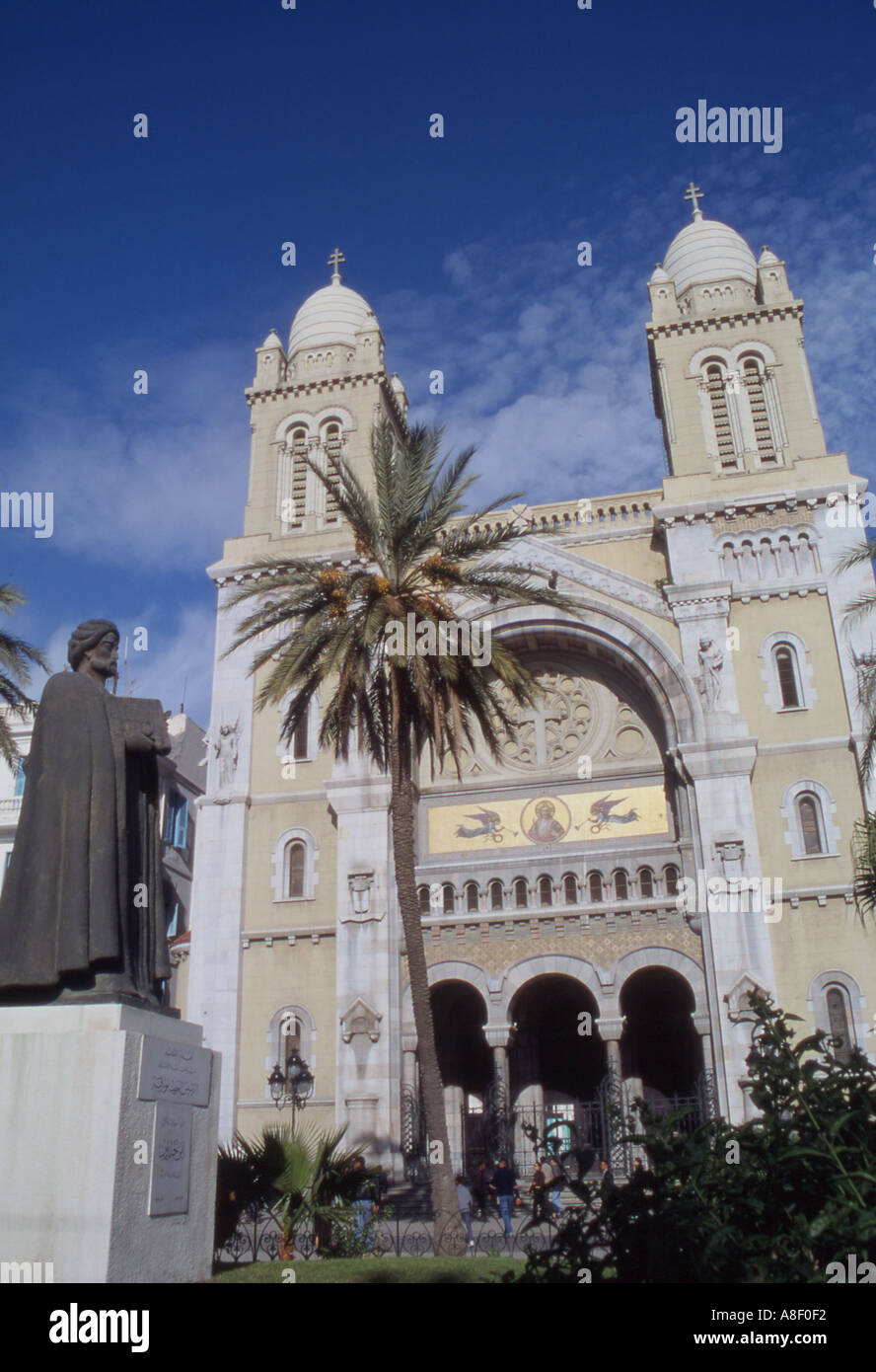 Tunesien-Tunis Kathedrale aus dem 19. Jahrhundert von Saint Vincent de Paul mit Statue von Ibn Khaldoun Stockfoto