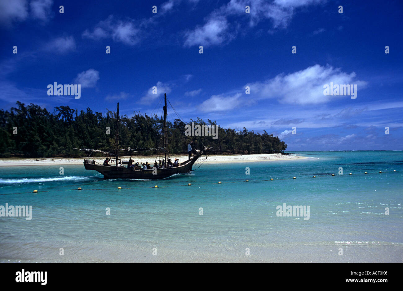 Ein Piraten-Schiff Heads heraus zum Meer mit Touristen auf Mauritius. Stockfoto