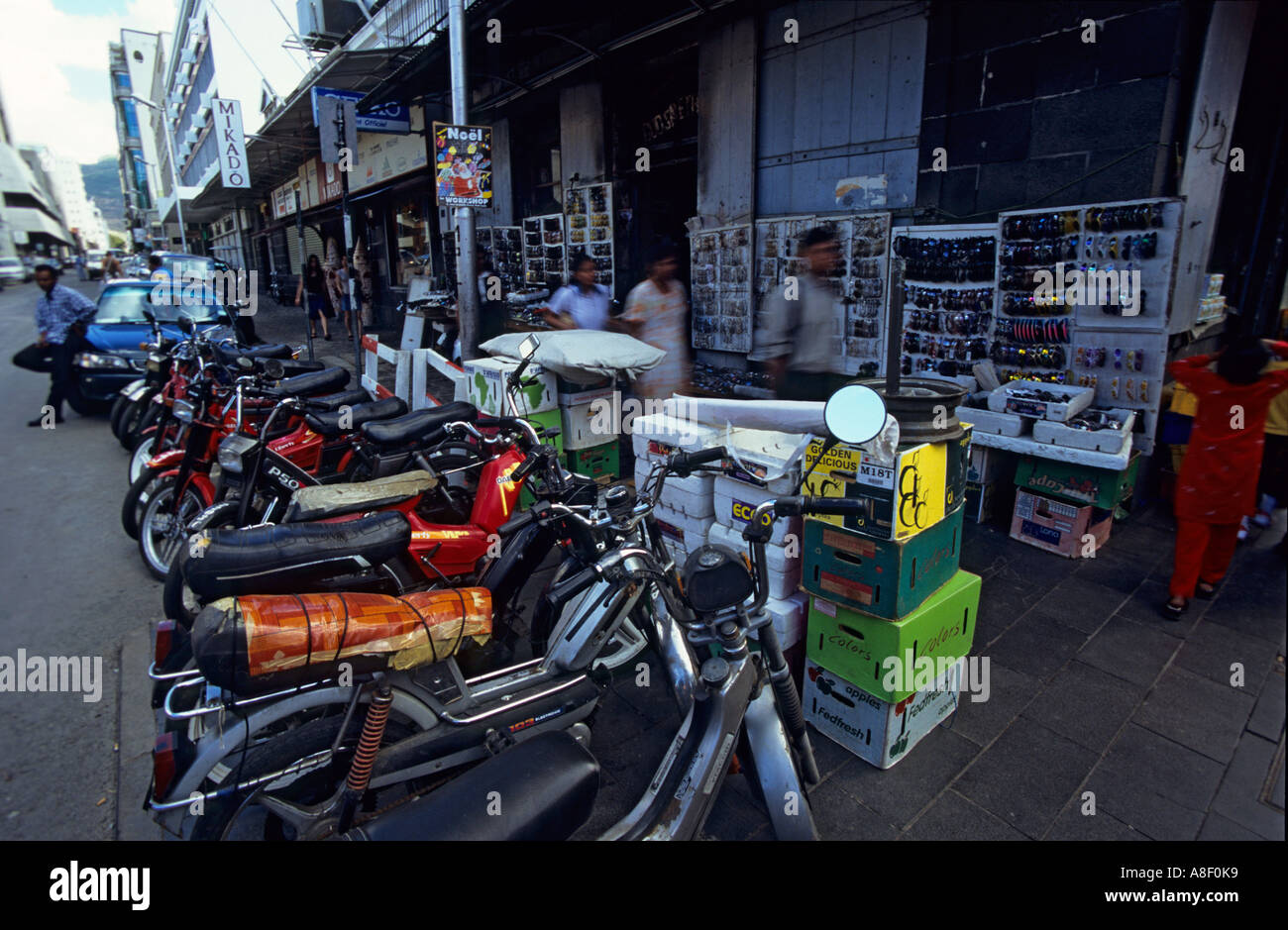 Motorräder sind im Zentrum von Port Louis, der Hauptstadt von Mauritius geparkt. Stockfoto