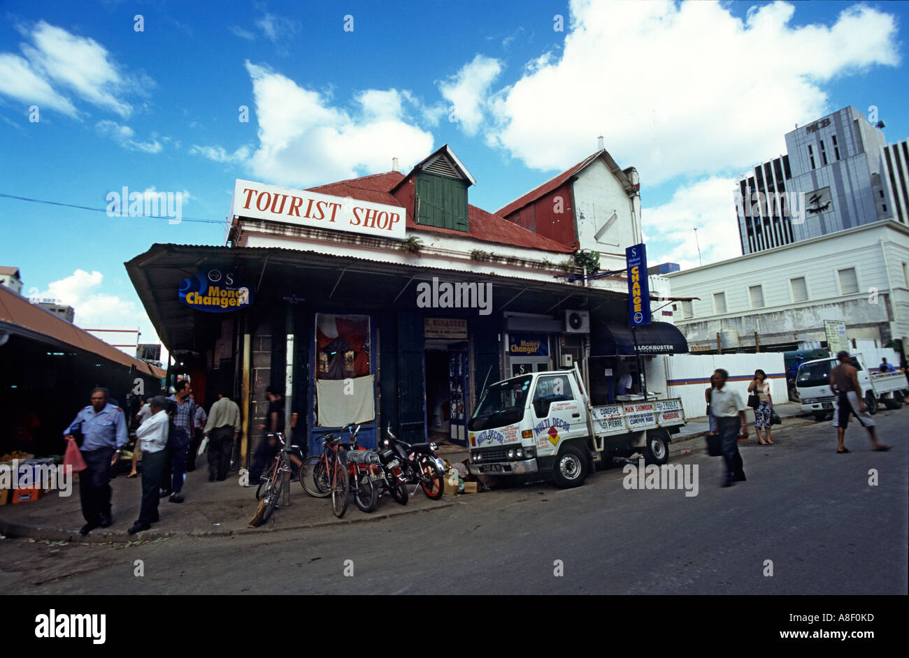 Ein zerzaust Tourist Shop im Zentrum von Port Louis, der Hauptstadt von Mauritius. Stockfoto