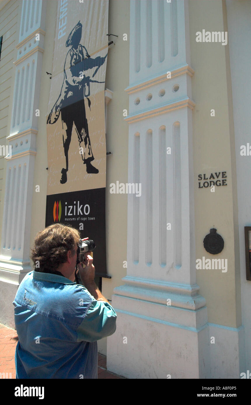 Ein Tourist nehmen ein Foto von dem Eingang des Museums Iziki Slave Lodge auf Adderly Street, Kapstadt, Südafrika. Stockfoto