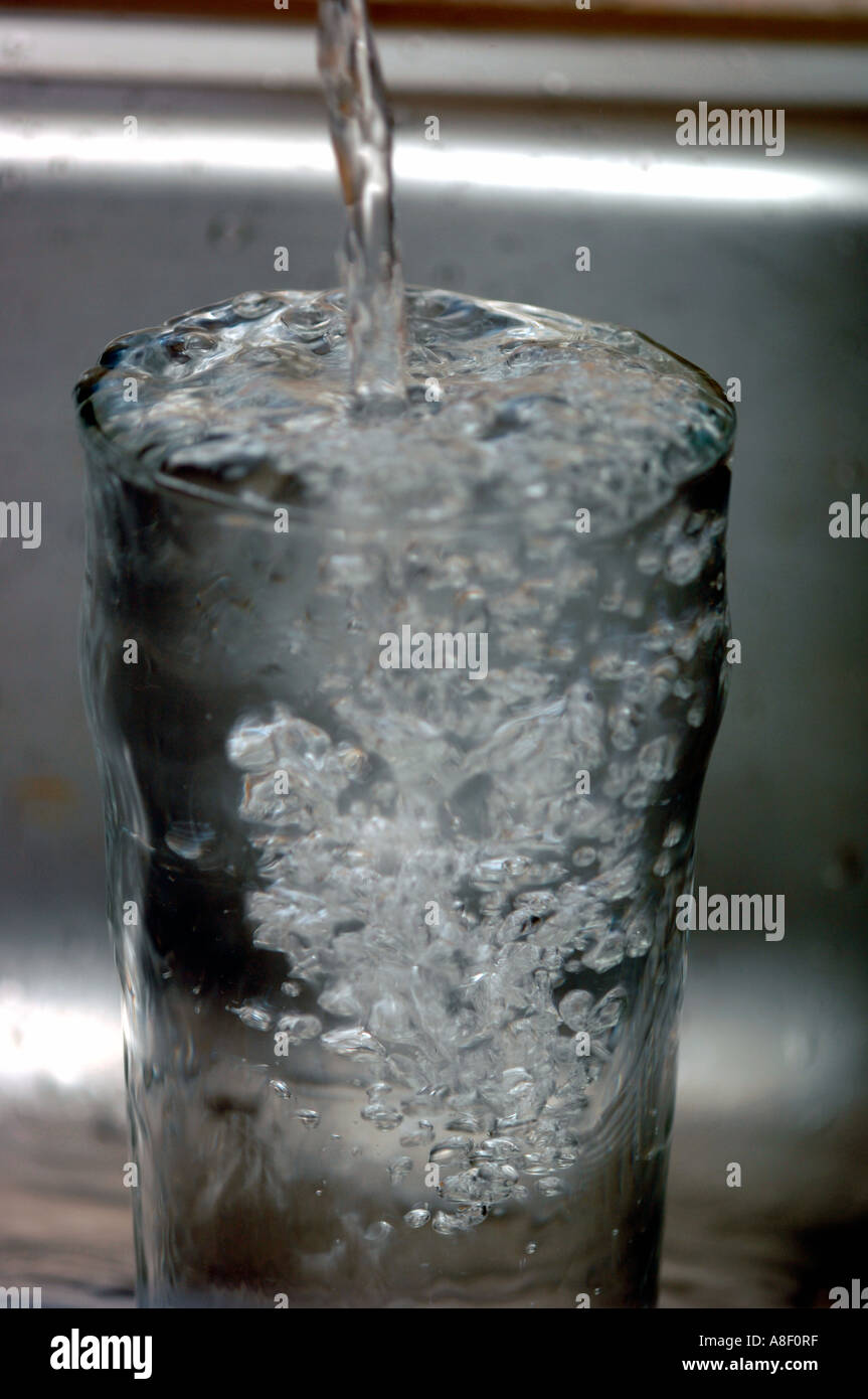 Wasser in ein Pint Glas gießen Stockfoto