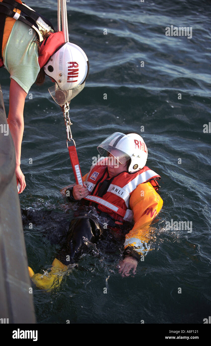 Ein RNLI retten Bohrer von einem Rettungsboot, England, UK Stockfoto