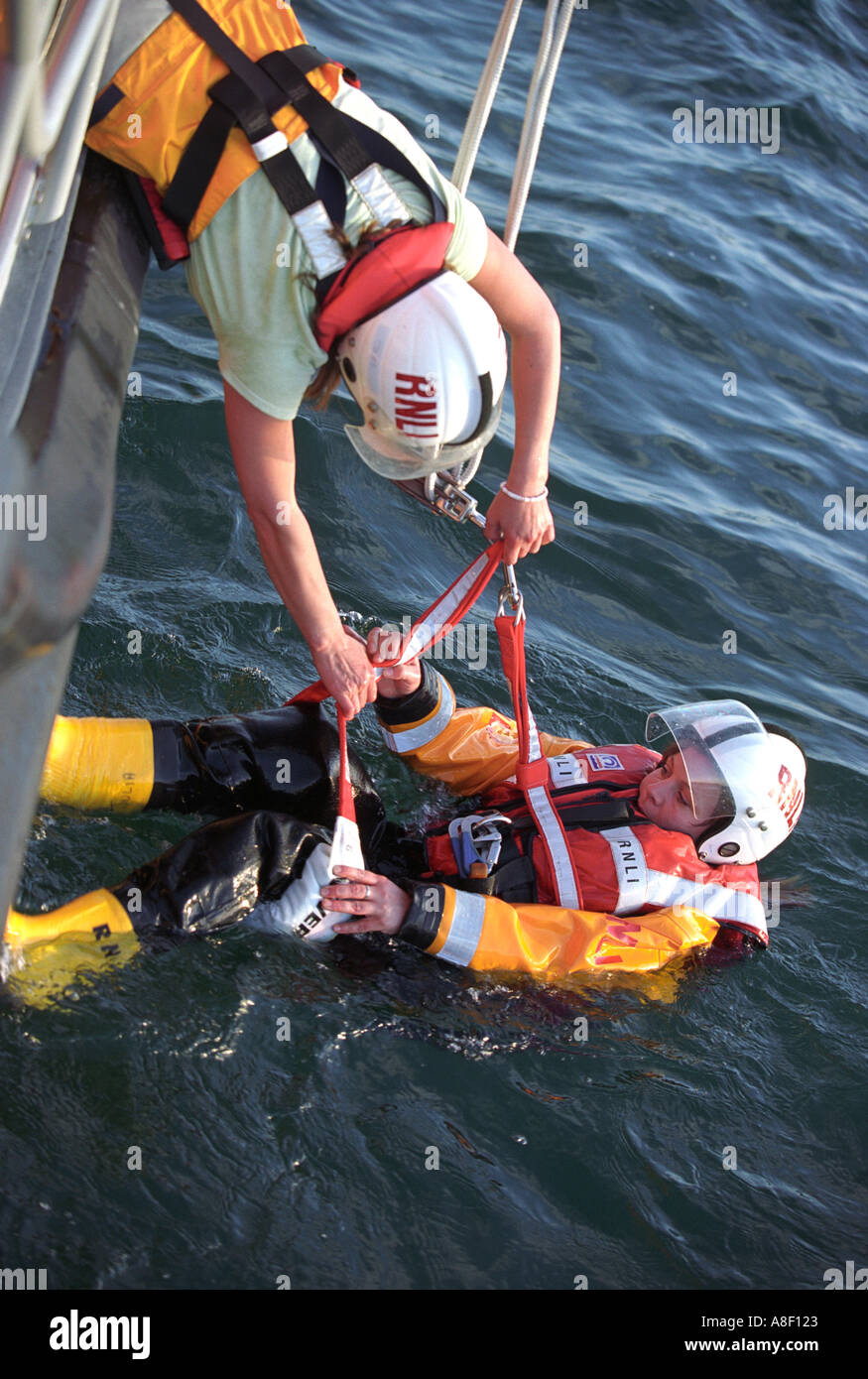 Ein RNLI retten Bohrer von einem Rettungsboot, England, UK Stockfoto