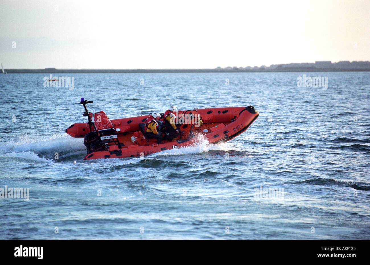 Eine Inshore Rettungsboot mit hoher Geschwindigkeit vor der Küste von Großbritannien UK Stockfoto
