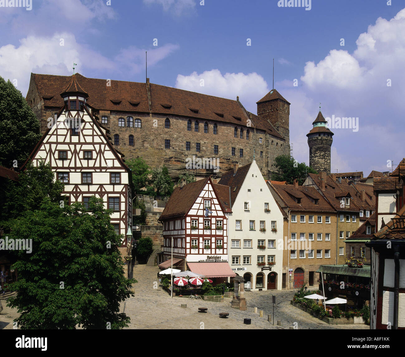 Geographie/Reise, Deutschland, Bayern, Nürnberg, Schloss, Kaiserburg über Pilatushaus (links), Tiergärtnertor-Torplatz, Tiergaertnertor-Platz, Architektur, Mittelalter, Königsburg, erbaut ab 1140 n. Chr. unter Kaiser Friedrich I. Barbarossa, im 12. Jahrhundert n. Chr., Entwicklung unter Kaiser Friedrich I. Barbarossas im 12. Platz des Reichstags 1356 - 1543 n. Chr., Lagerung der kaiserlichen Regalien 1423 - 1796 n. Chr., freie Kaiserstadt 1219 - 1803, Stockfoto