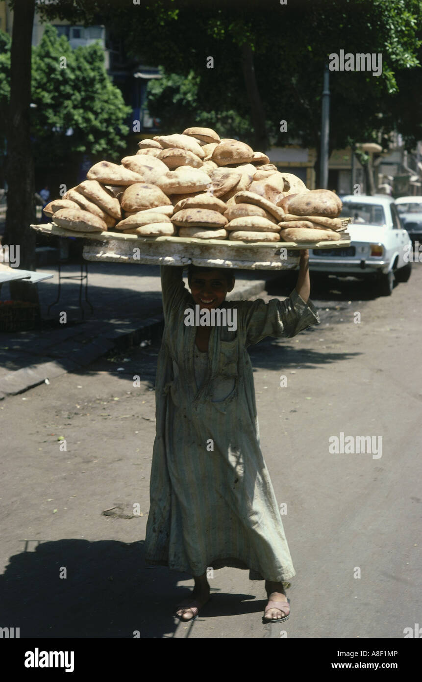 Geografie/Reisen, Ägypten, Menschen, Kind, bringt große Mengen Brot auf den Kopf, Kinderarbeit, tragen, arbeiten, Stockfoto