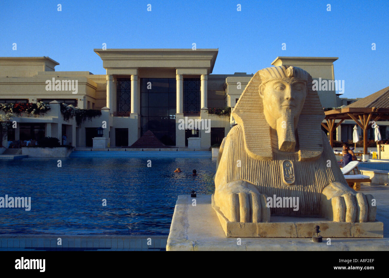 Sheraton Hotel Soma Bay-Rotes Meer-Ägypten-Sphinx-Statue am Rande des Schwimmbad Stockfoto