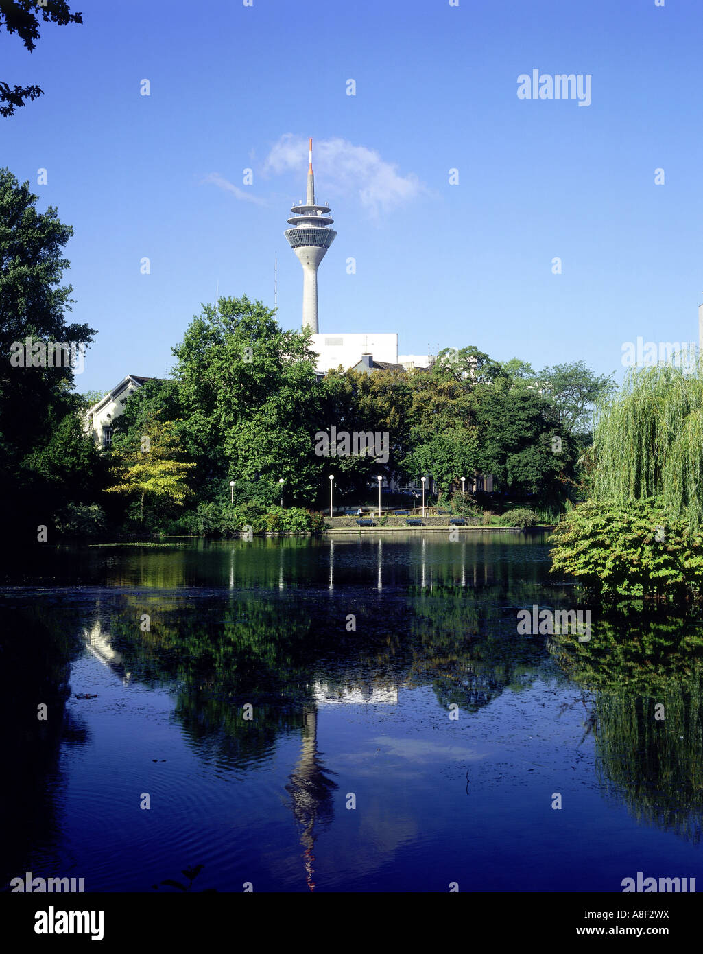 Fernsehturm düsseldorf park Fotos und Bildmaterial in hoher Auflösung
