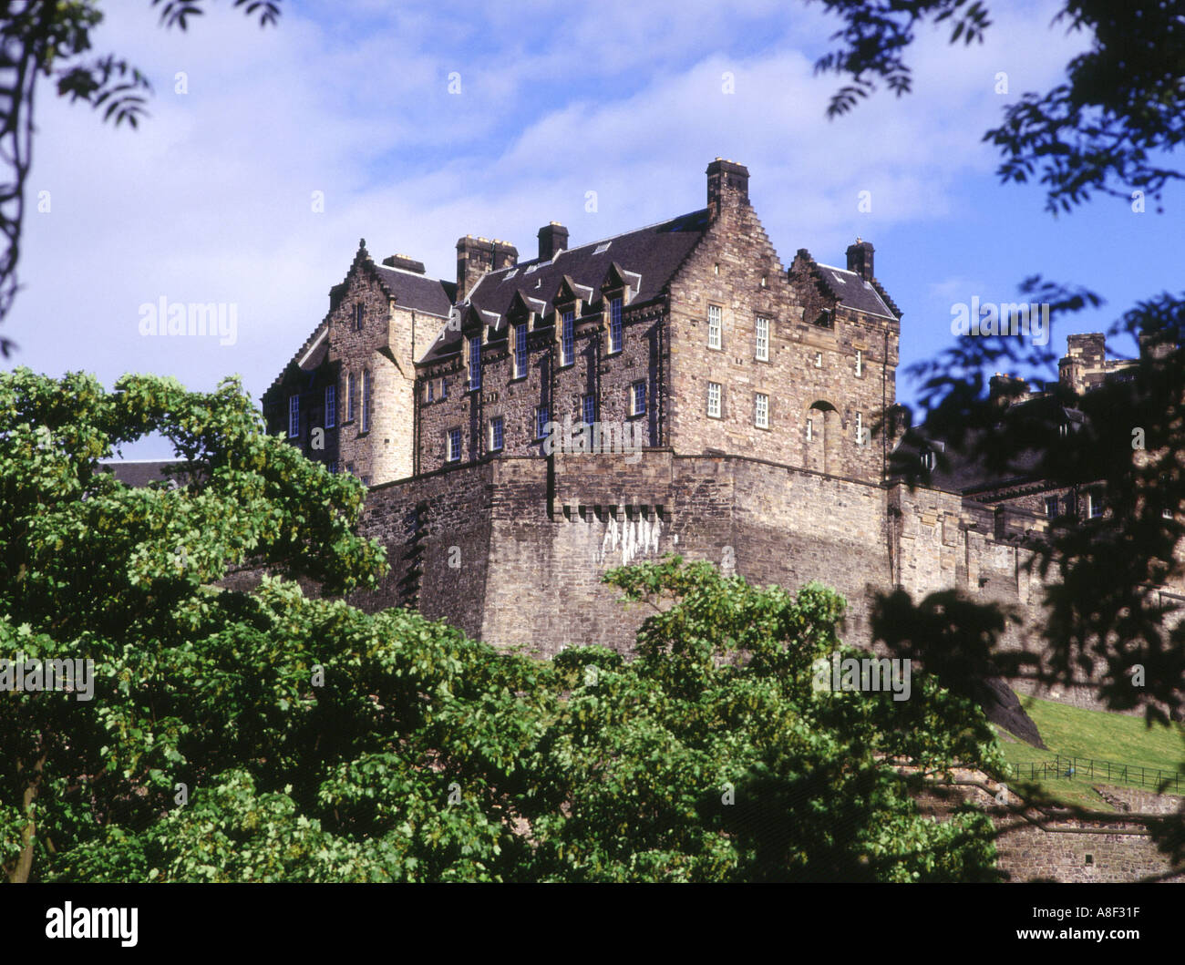 dh EDINBURGH CASTLE EDINBURGH Schottische Burgen Schottland historisches Touristensymbol berühmte Schlösser Wahrzeichen Wahrzeichen der britischen Geschichte Stockfoto